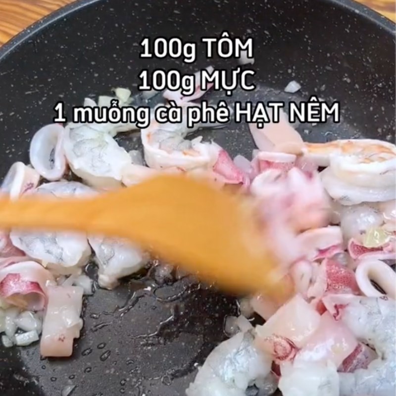 Bước 2 Xào phần nhân tôm và mực Bánh xèo Hàn Quốc