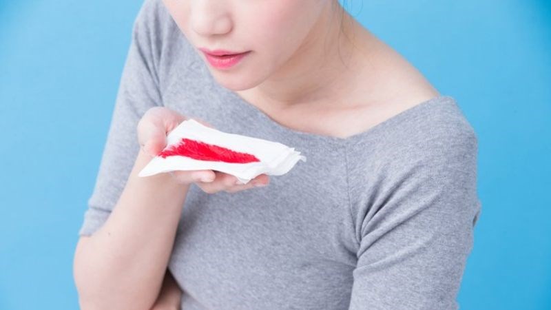 Ho ra máu là tình trạng máu được ho, khạc từ đường hô hấp dưới