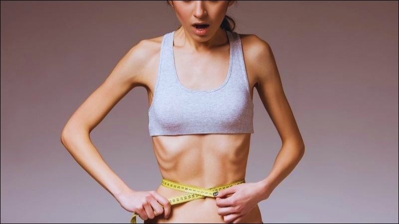 Chân tay gầy guộc, xương nhô ra là dấu hiệu điển hình của bệnh suy dinh dưỡng