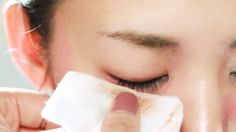 Tẩy trang mắt sạch sẽ trước khi đi ngủ