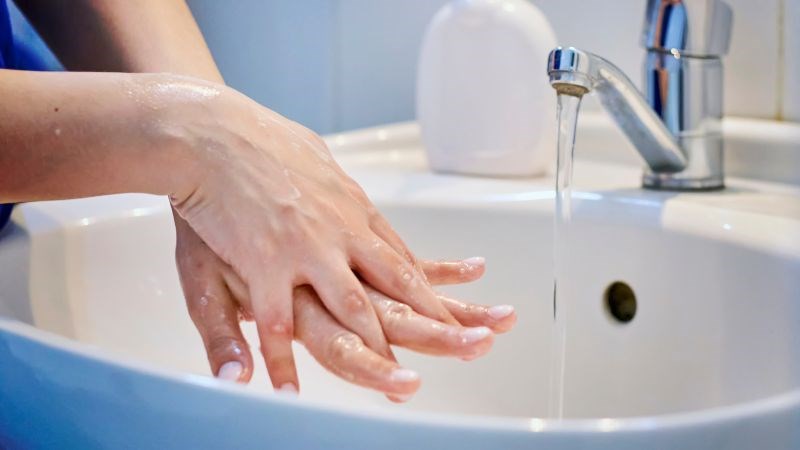 Rửa tay sạch sẽ để tránh các vi khuẩn xâm nhập