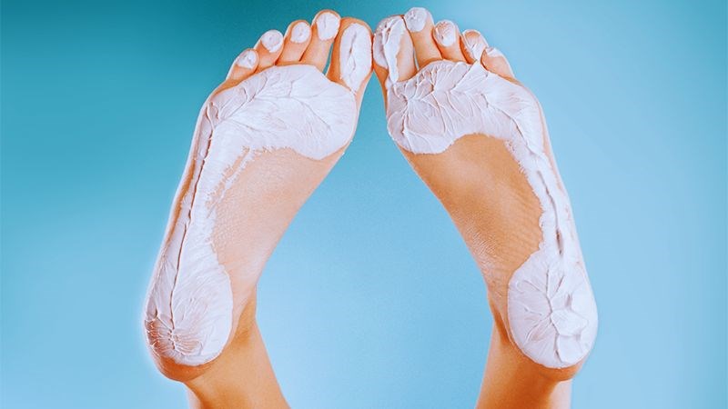 Thường xuyên thoa kem dưỡng ẩm để tránh chai da chân tay