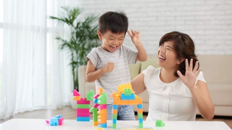 Chúng ta cần kiên nhẫn và động viên trẻ chậm phát triển trí tuệ 