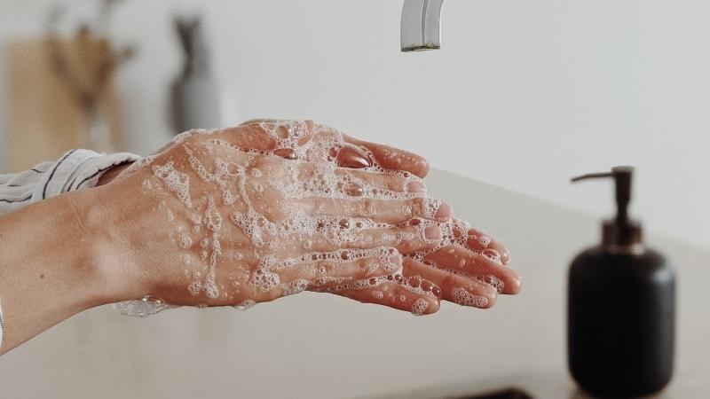 Rửa tay thường xuyên với xà phòng cũng là một cách để phòng ngừa bệnh chốc lở Rửa tay thường xuyên với xà phòng cũng là một cách để phòng ngừa bệnh chốc lở
