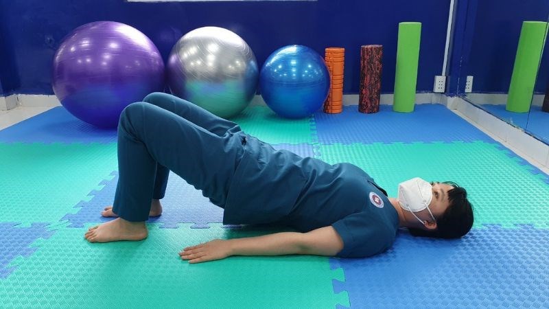 Cố gắng giữ lưng thẳng trong bài tập nghiêng khung chậu
