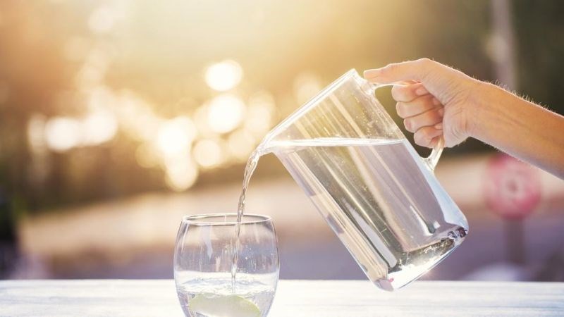 Nên uống nước từ từ thay vì uống một lượng lớn cùng lúc