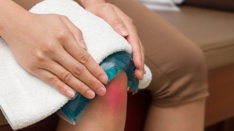 Chườm lạnh vào vùng da tổn thương để giảm ngứa