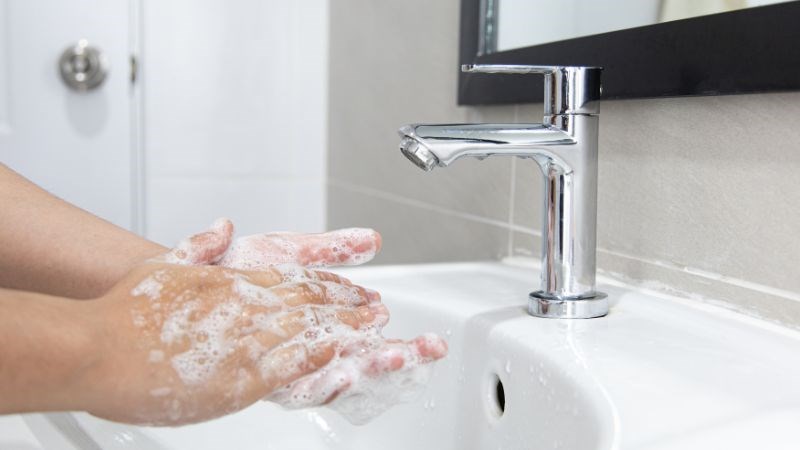 Rửa tay thường xuyên để tránh lây những bệnh truyền nhiễm