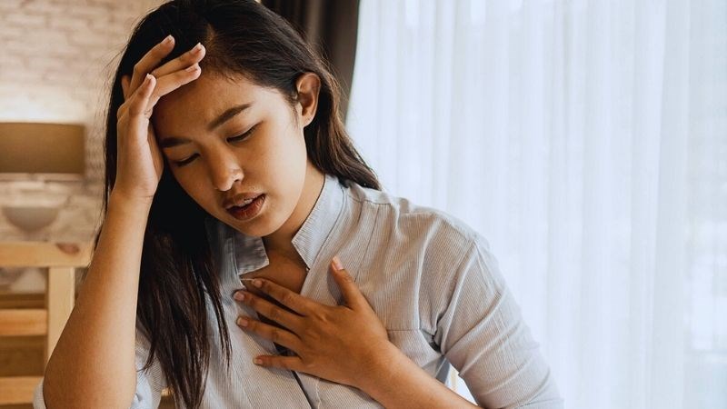 Khi sốt kèm khó thở nên đến các cơ sở y tế để được thăm khám Khi sốt kèm khó thở nên đến các cơ sở y tế để được thăm khám