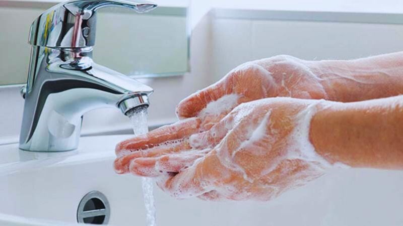 Vệ sinh cá nhân sạch sẽ để phòng ngừa sốt phát ban