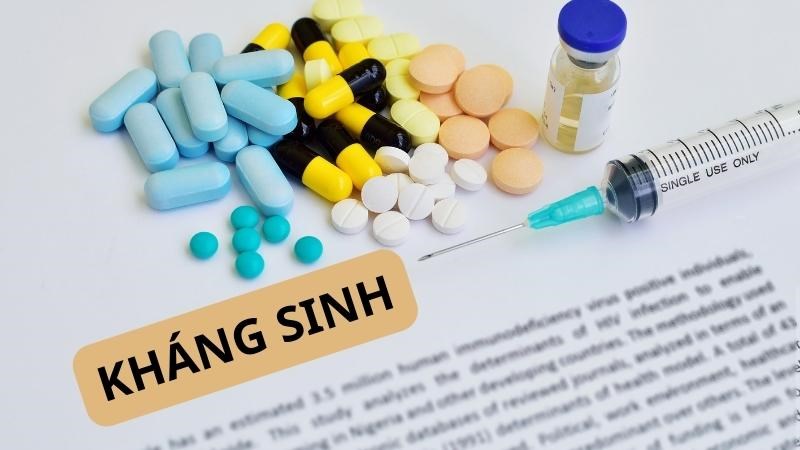 Tình trạng nhiễm khuẩn cần được điều trị với kháng sinh, từ đó giảm biểu hiện sưng mặt