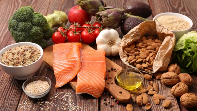 Để phòng tránh sụt cân, bạn cần có chế độ dinh dưỡng phù hợp