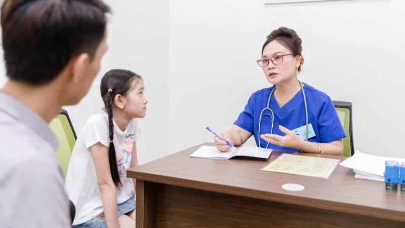 Bác sĩ kiểm tra thị giác, thính giác, kỹ năng nói và vận động của trẻ