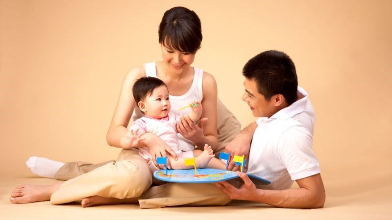 Bố mẹ nên dành thời gian trò chuyện và đồng hành cùng trẻ 