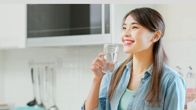 Uống nhiều nước để đào thải vi khuẩn nhanh khỏi đường tiểu