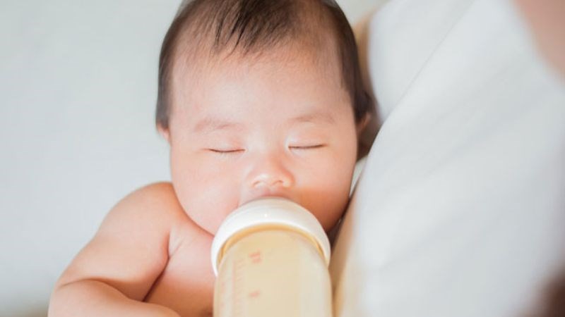 Đảm bảo cung cấp đủ nước cho trẻ sơ sinh để điều trị vàng da Đảm bảo cung cấp đủ nước cho trẻ sơ sinh để điều trị vàng da