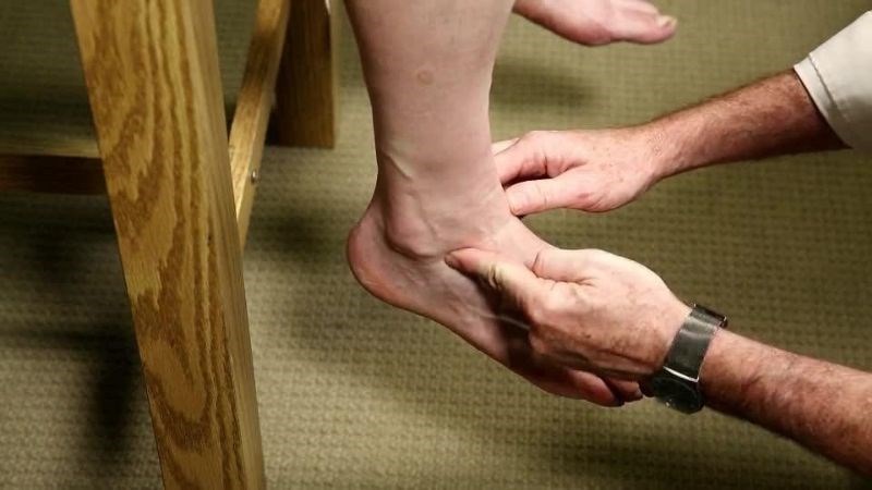 Bác sĩ tiến hành thăm khám gót chân, đánh giá sức mạnh cơ vùng bàn chân