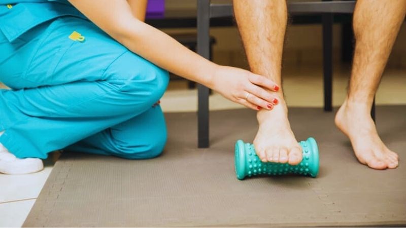 Tập luyện các bài tập vật lý trị liệu để nâng cao sức mạnh bàn chân