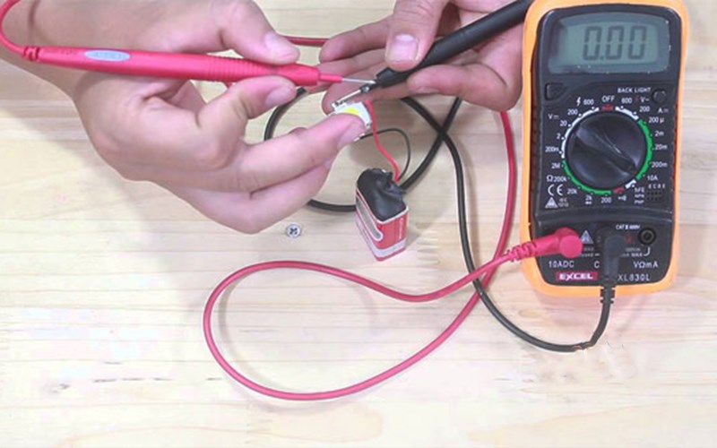 Kiểm tra bằng c&aacute;ch sử dụng đồng hồ vạn năng. 