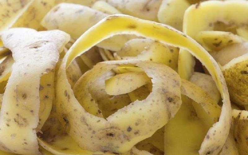 D&ugrave;ng khoai t&acirc;y tẩy cặn canxi tr&ecirc;n v&ograve;i rửa ch&eacute;n