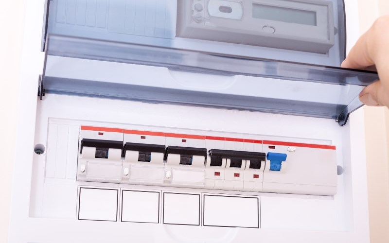 C&oacute; n&ecirc;n lắp aptomat cho bếp từ kh&ocirc;ng?