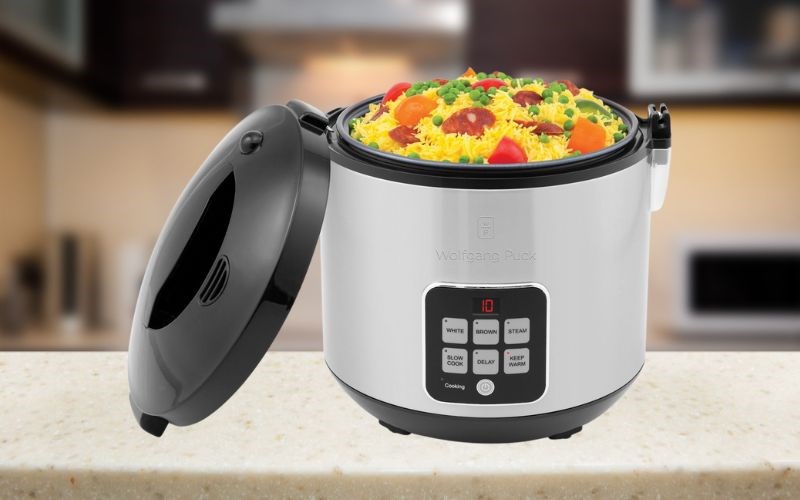 Cho thức ăn v&agrave;o nồi qu&aacute; nhiều