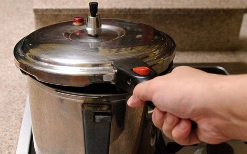 Đ&oacute;ng nắp kh&ocirc;ng khớp với th&acirc;n nồi