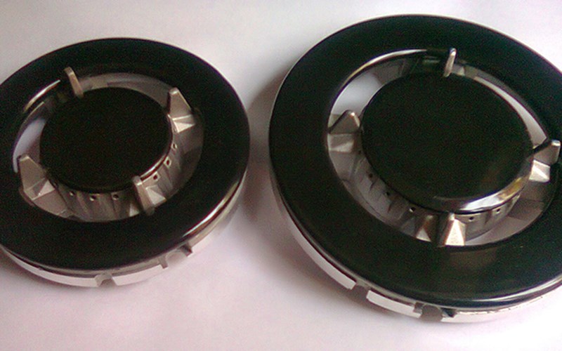 Vệ sinh m&acirc;m chia lửa của bếp gas