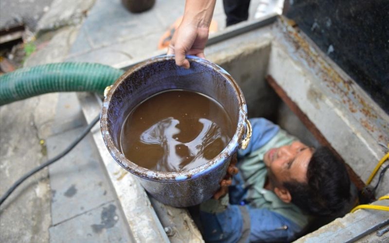 M&aacute;y lọc nước c&oacute; m&ugrave;i xăng dầu, nhựa th&ocirc;ng