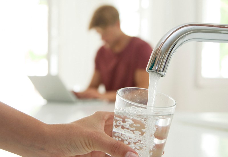 M&aacute;y lọc nước c&oacute; m&ugrave;i thuốc tẩy