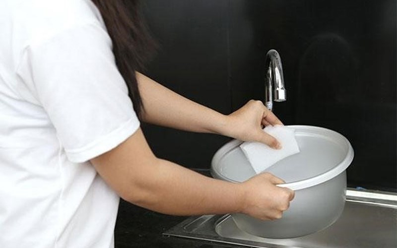 Bước 2: Dọn dẹp Bề mặt Nội thất