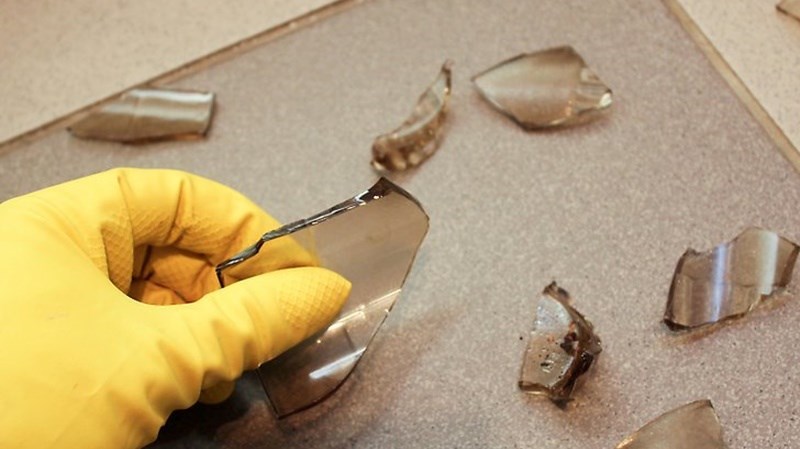 Đeo găng tay cao su hoặc găng tay ni l&ocirc;ng