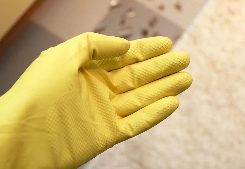 Đảm bảo đeo găng tay cao su