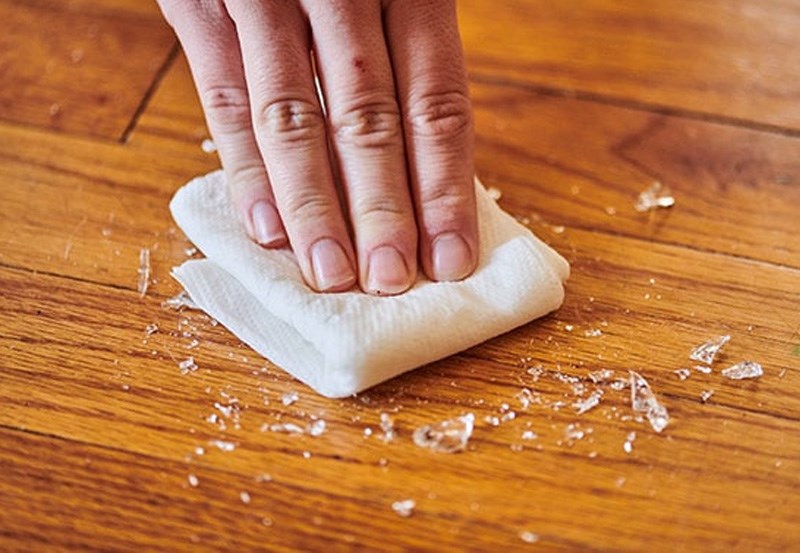 D&ugrave;ng khăn ẩm để lau sạch v&ugrave;ng bị đổ thủy ng&acirc;n