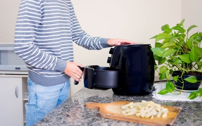 Khay đựng thực phẩm của nồi chi&ecirc;n đang mở