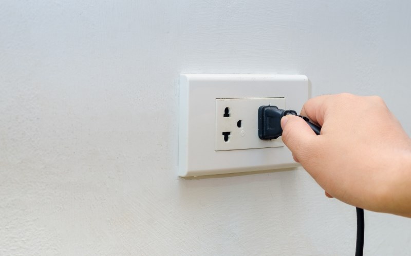 Nồi chi&ecirc;n kh&ocirc;ng dầu cắm điện kh&ocirc;ng đ&uacute;ng c&aacute;ch