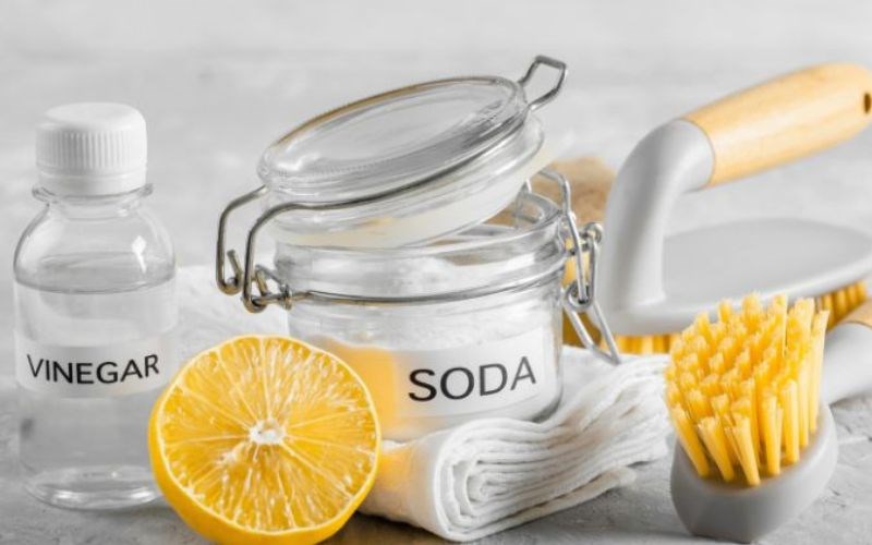 Tẩy nồi inox bằng baking soda v&agrave; giấm