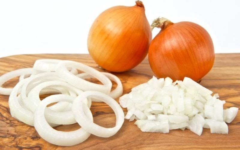 Tẩy nồi inox bằng h&agrave;nh t&acirc;y