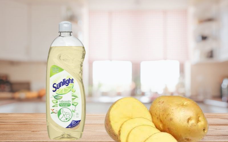 Tẩy nồi inox bằng nước rửa b&aacute;t v&agrave; khoai t&acirc;y