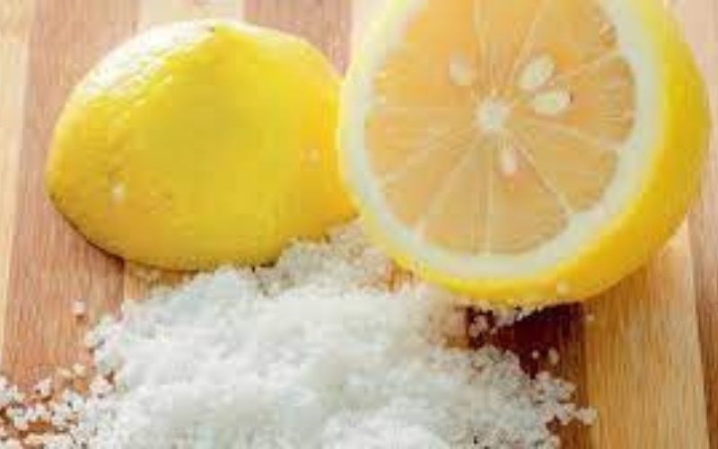 Tẩy nồi inox bằng chanh v&agrave; muối