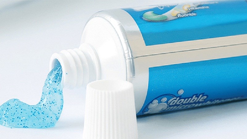 D&ugrave;ng kem đ&aacute;nh răng tẩy cặn canxi tr&ecirc;n v&ograve;i rửa ch&eacute;n