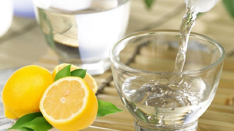 D&ugrave;ng giấm trắng hoặc chanh tẩy cặn canxi tr&ecirc;n v&ograve;i rửa ch&eacute;n