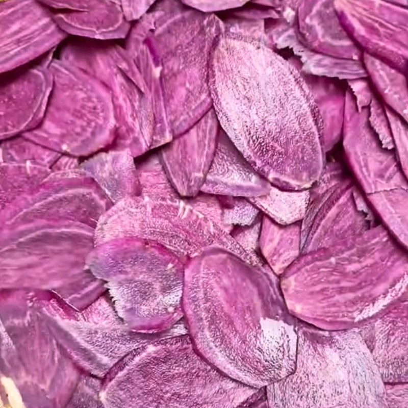 Bước 1 Chiên khoai lang tím Khoai lang tím ngào bơ đường (Công thức được chia sẻ từ Tiktok Vào bếp cùng Điện máy XANH)
