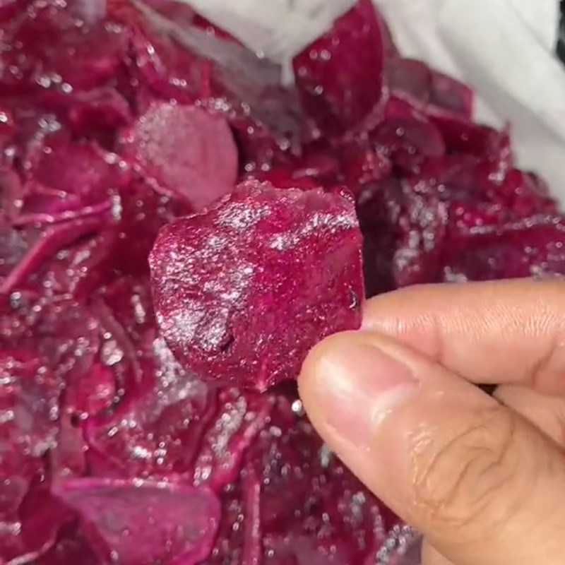 Bước 1 Chiên khoai lang tím Khoai lang tím ngào bơ đường (Công thức được chia sẻ từ Tiktok Vào bếp cùng Điện máy XANH)