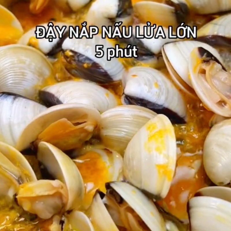 Bước 3 Xào nghêu Nghêu sốt chanh dây