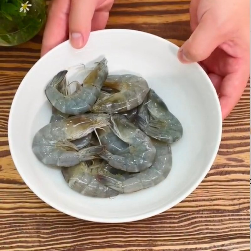 Bước 2 Sơ chế tôm Bánh tôm chiên khoai lang (Công thức từ kênh TikTok Vào bếp cùng Điện máy XANH!)
