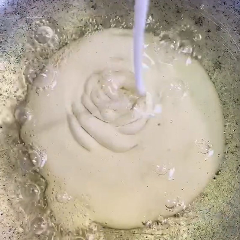 Bước 2 Chiên bánh Bánh tai yến (Công thức được chia sẻ từ Tiktok Vào bếp cùng KitchenAZ)