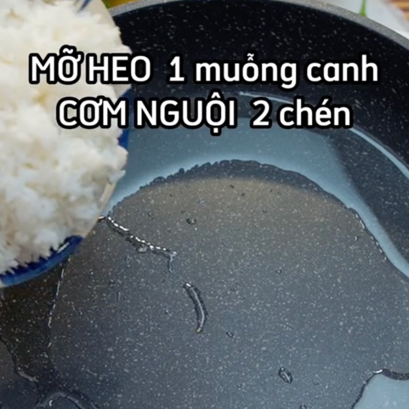 Bước 4 Chiên cơm Cơm chiên muối ớt xanh (Công thức từ kênh Tiktok Vào bếp cùng Điện máy XANH)