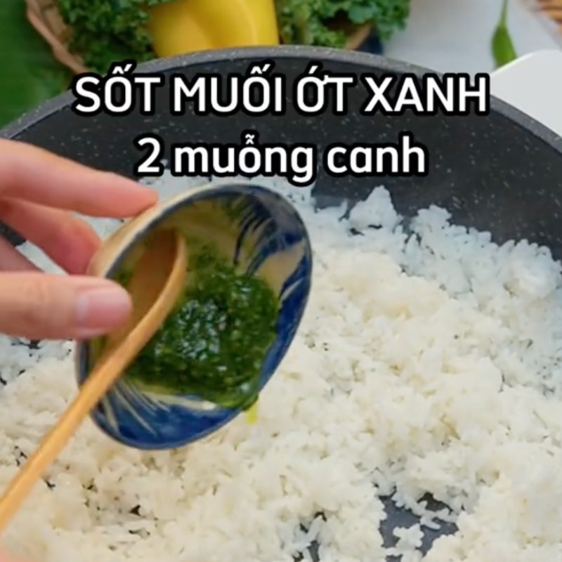 Bước 4 Chiên cơm Cơm chiên muối ớt xanh (Công thức từ kênh Tiktok Vào bếp cùng Điện máy XANH)