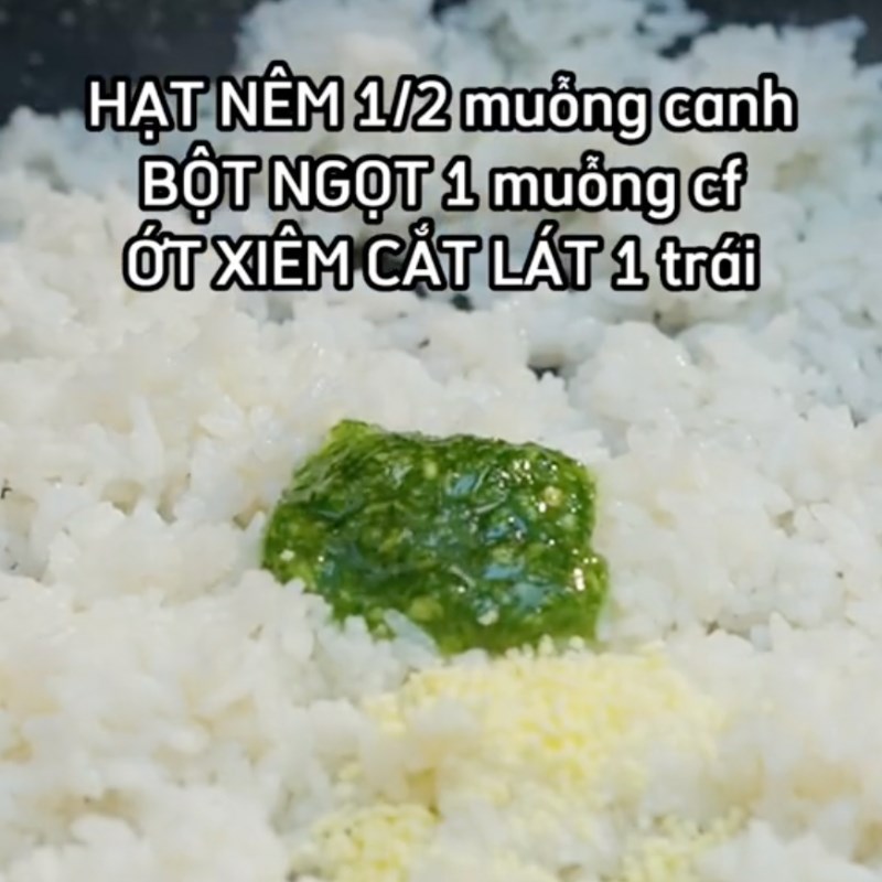 Bước 4 Chiên cơm Cơm chiên muối ớt xanh (Công thức từ kênh Tiktok Vào bếp cùng Điện máy XANH)